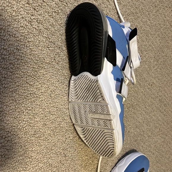 Been worn 3x but a solid and comfortable shoe - Picture 3 of 5